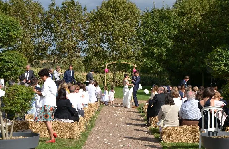 Cérémonie en plein air dans le jardin, sur des bottes de paille