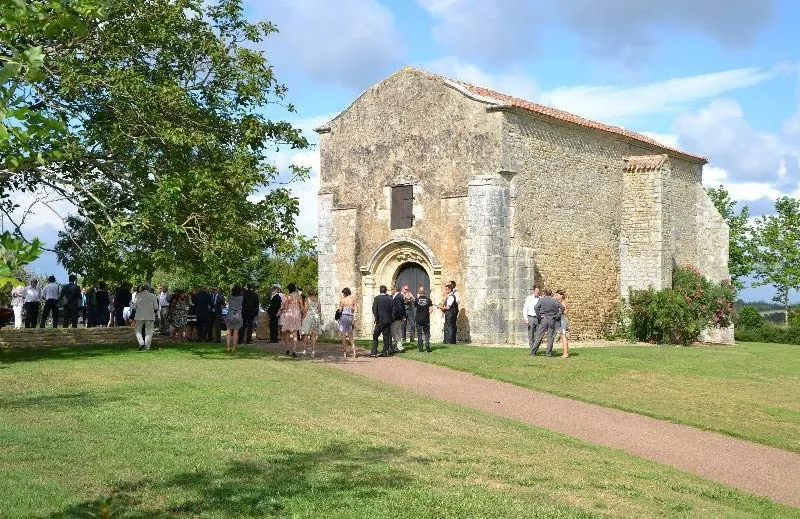 La chapelle du XIe siècle attenante à la grange