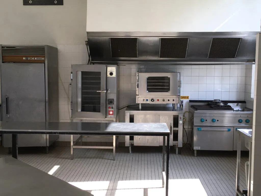 La cuisine équipée de la grange, avec ses fours