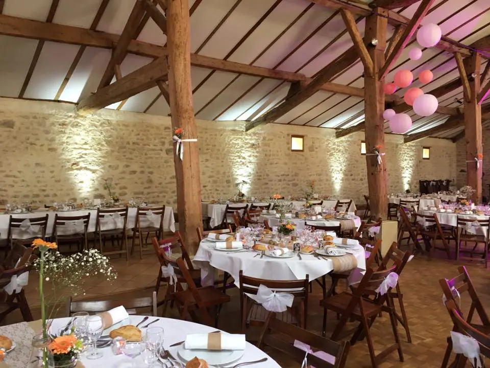 Tables rondes sous les lampions roses