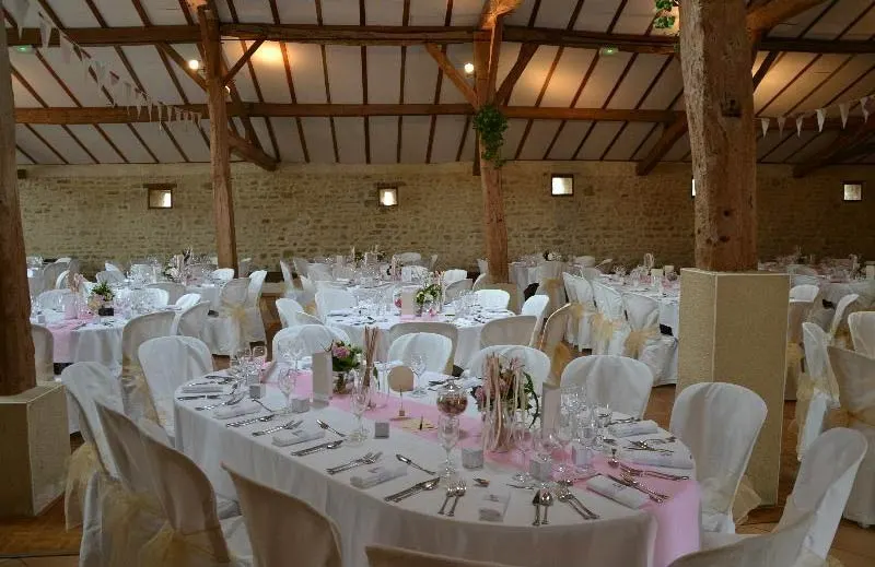 Tables dressées en rose et blanc