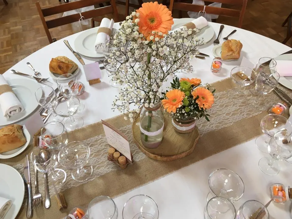 Une table de mariage et son bouquet orange